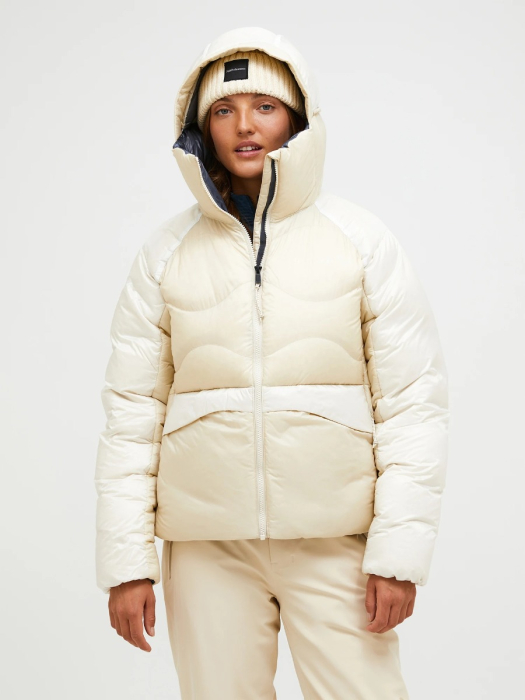 Peak Performance Helium Diamond Fuse Down Hood Women model Peak Performance Helium Diamond Fuse Down Hood Women model