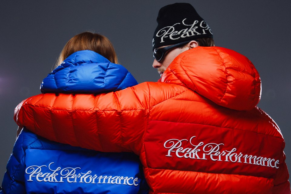 Due modelli con piumini Peak Performance 40Y rosso e blu